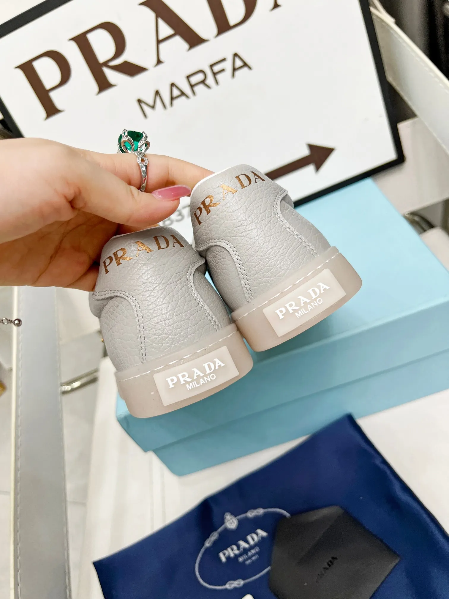 👟👟Ex-factory price 480👟👟 2024 Prada/Prada "couples" metal logo decorated Lane leather sneakers. This sneaker is fashionable and simple, showing the full integration of minimalist style and sports personality. Easy to wear and durable, artistic retro style. Leather material: original imported cowhide. Lining: sheepskin lining. Shoe logo: enamel-coated triangular metal logo. Size: 35-45 (female 41, male 45, custom-made, non-returnable).
